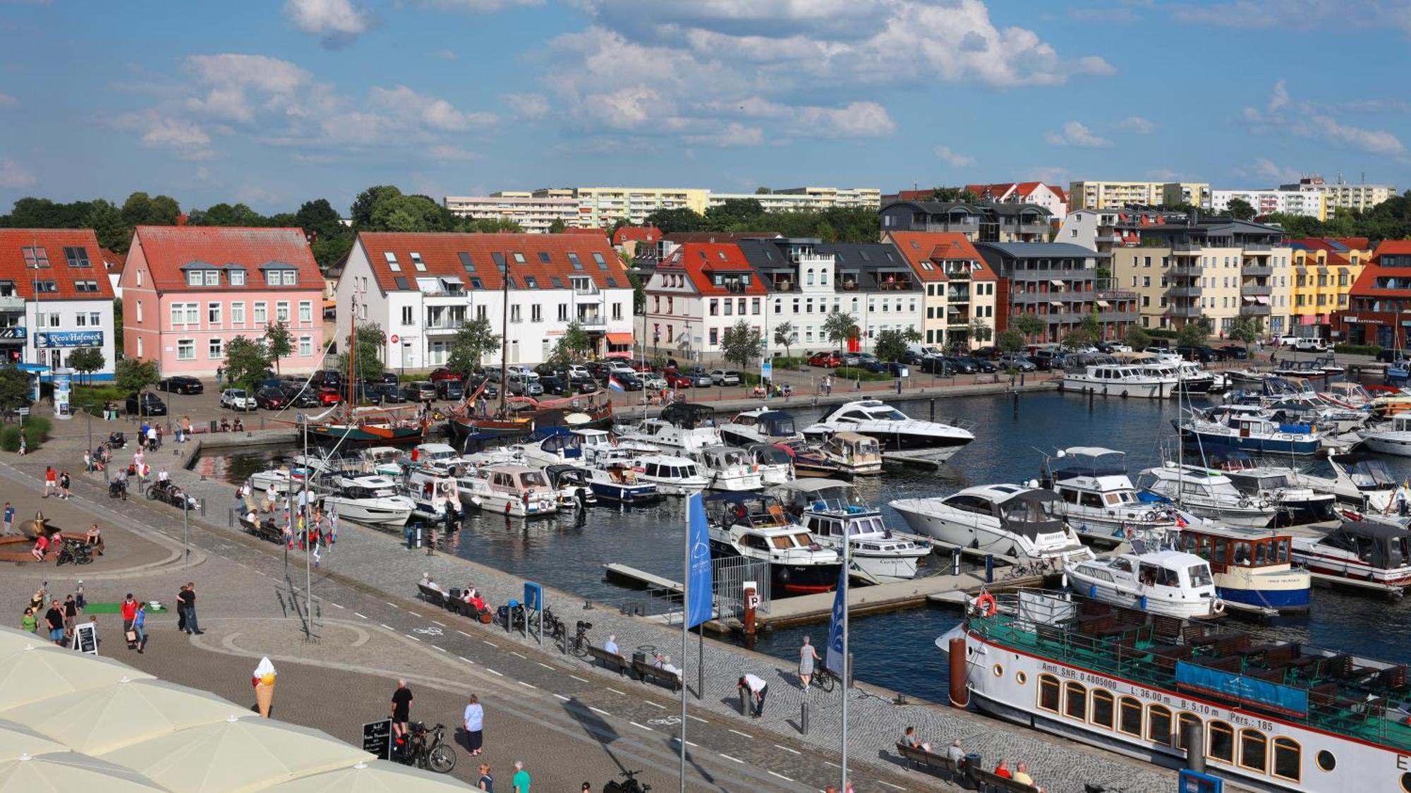 Hotel Am Yachthafen Варен Екстер'єр фото